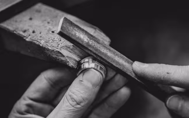 Schleifen eines Ringes