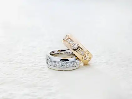 Zwei verzierte Ringe, einer golden, einer silbern