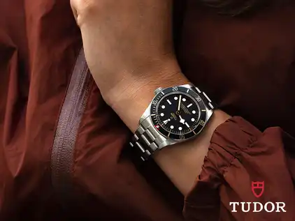 Tudor Uhr an einem Handgelenk