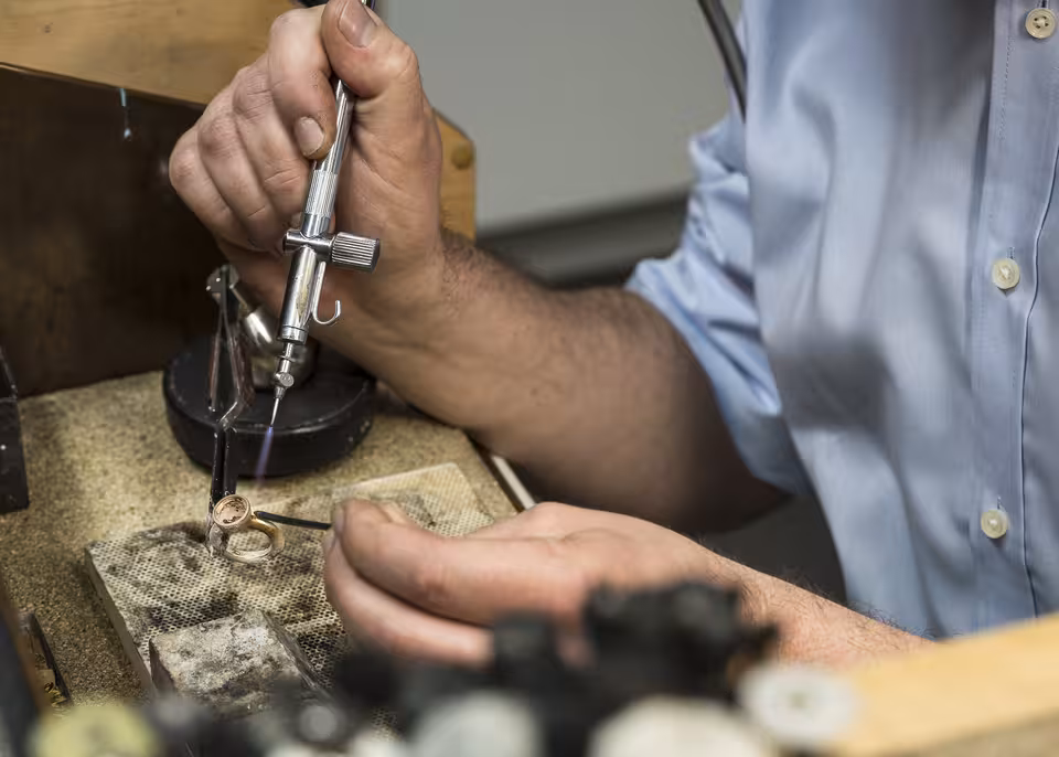 Goldschmied bei der Arbeit