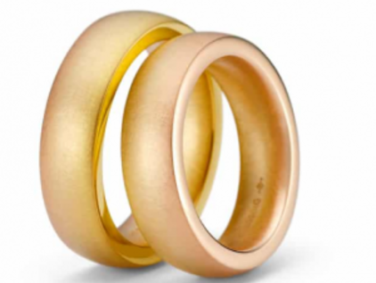Zwei goldfarbene Ringe