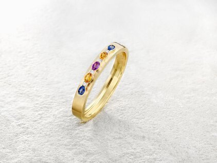 Goldener Ring mit Steinen besetzt