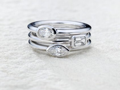 Silberner Ring mit Steinen