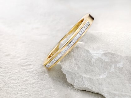 Schmaler goldener Ring mit Diamanten besetzt
